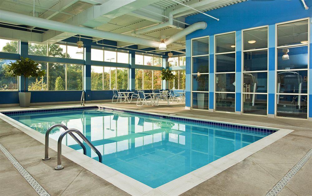 Holiday Inn Express Columbus Airport Easton Bagian luar foto