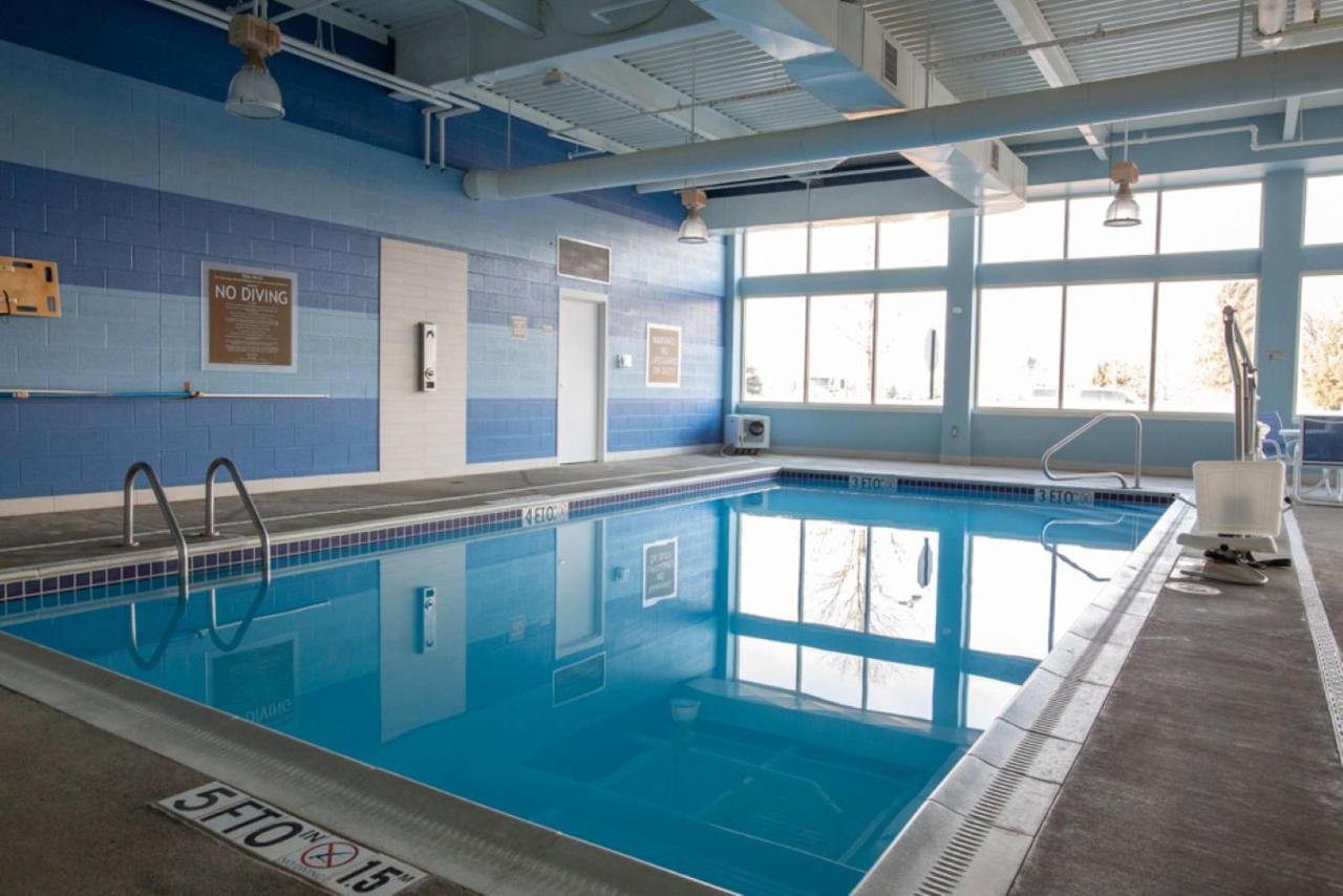 Holiday Inn Express Columbus Airport Easton Bagian luar foto